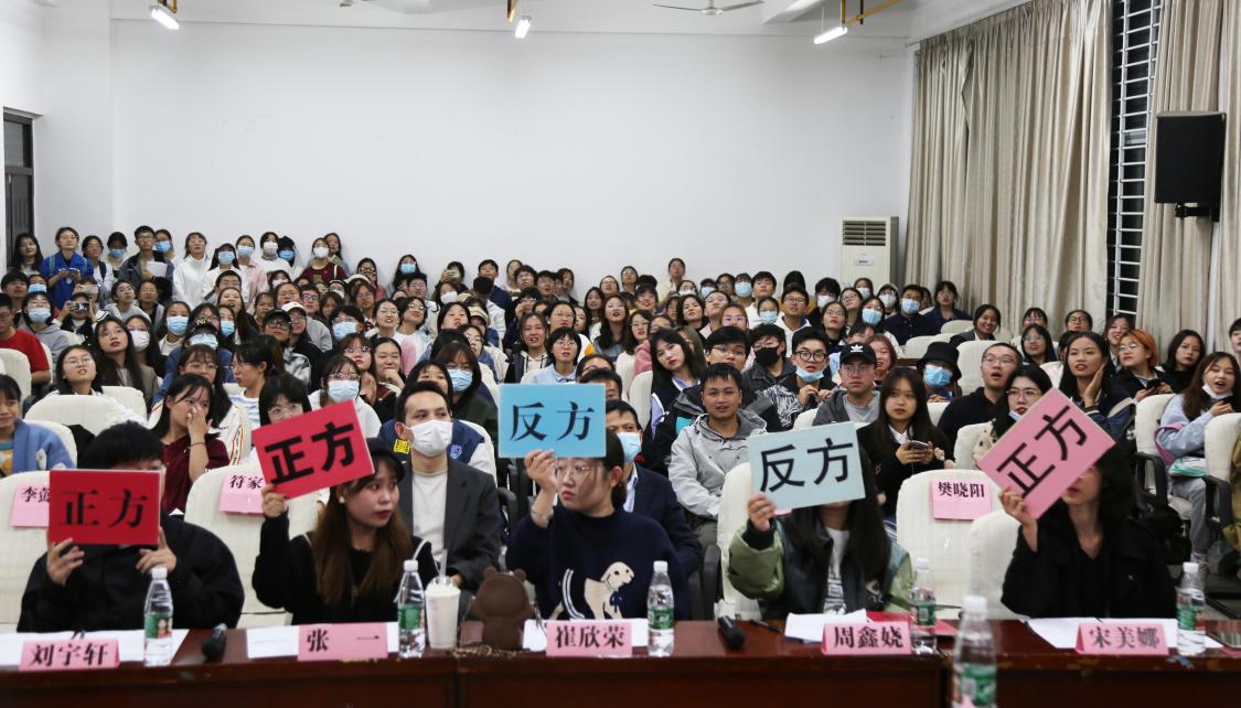 说明: 评委举牌 郑爽
