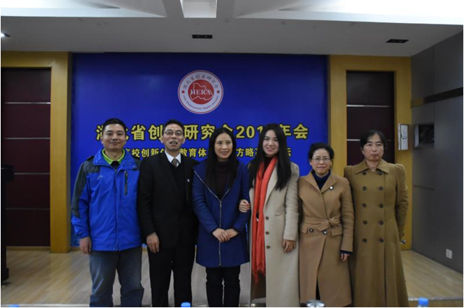 我校与会代表与贺会长(左二)合影